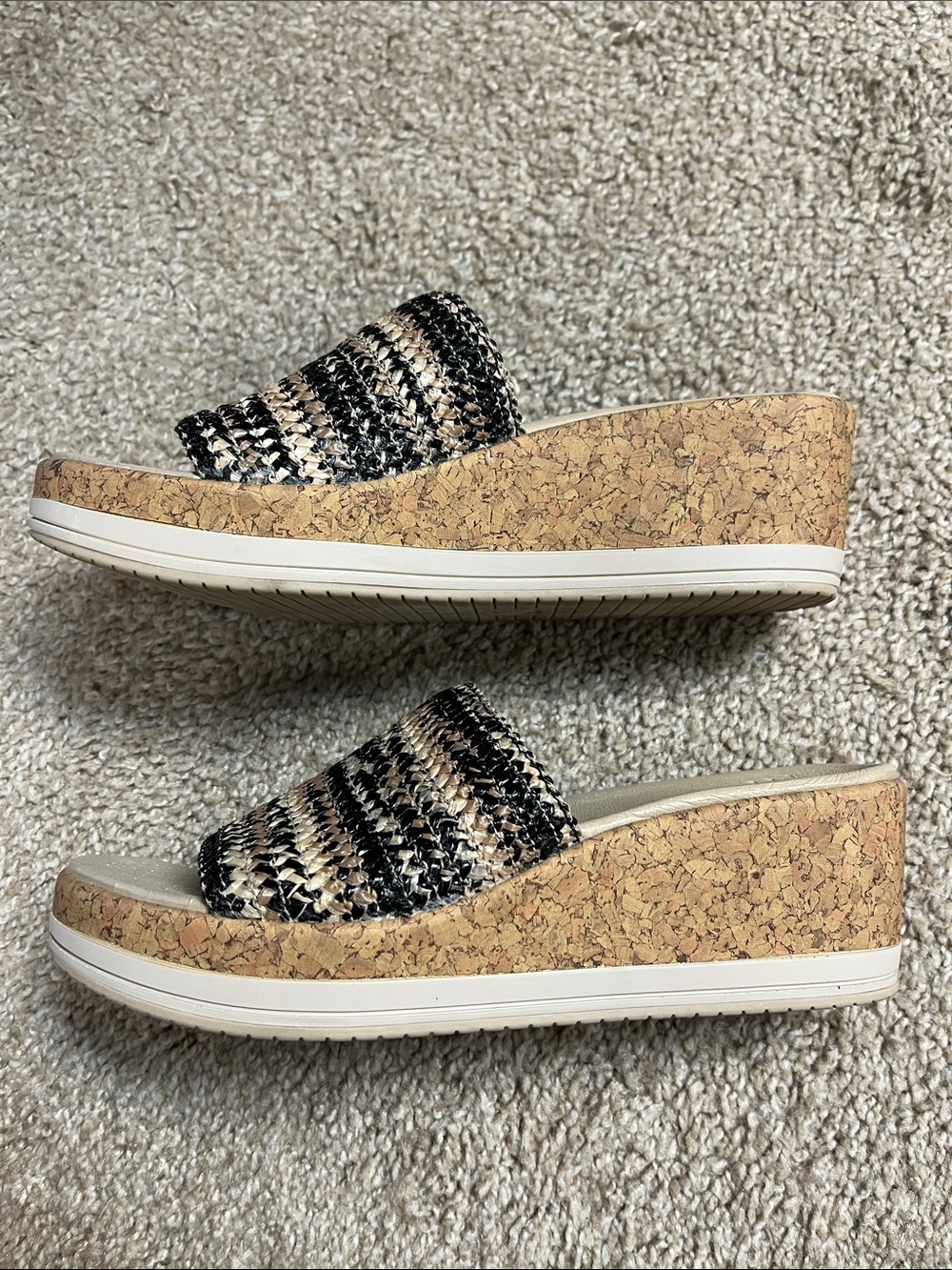 Bzees wedge sandals  Women's Black & Tan Woven Slide. Size 6.5 - Picture 2 of 5
